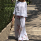 🌸Especiales de primavera🌸Blusa Sólido y Pantalones Anchos con Flores (Conjunto de 2 Piezas)